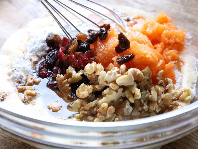 米粉のキャロットケーキ レシピ にんじん、くるみ、ドライフルーツ、オイルを加えて混ぜる