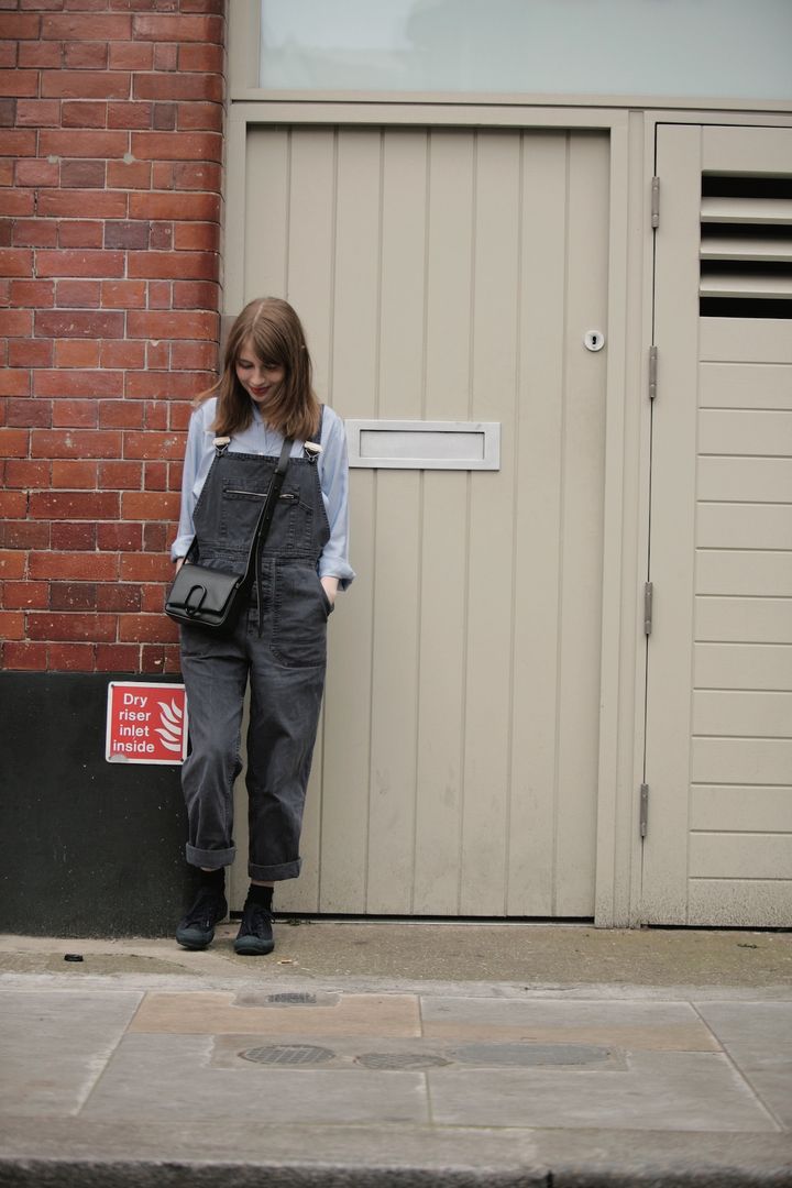 カジュアルなオーバーオールスタイルは、色選びで一気にきれいめ大人コーデに