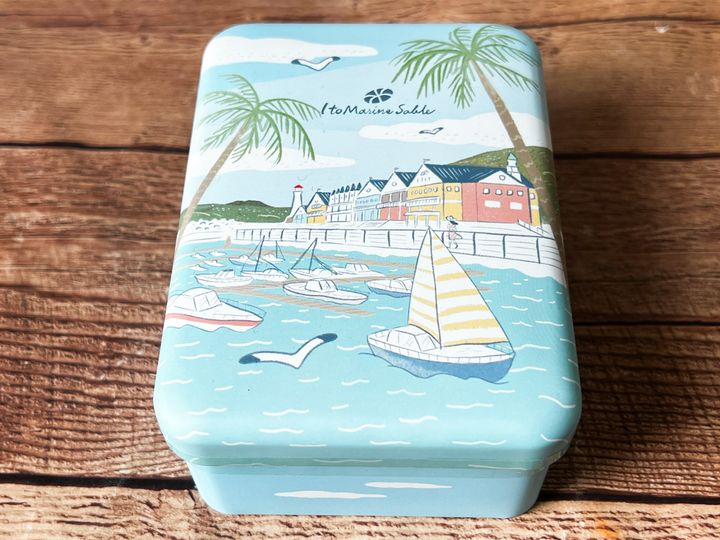 テーブルに置かれた水色の「伊東マリンサブレ」の缶