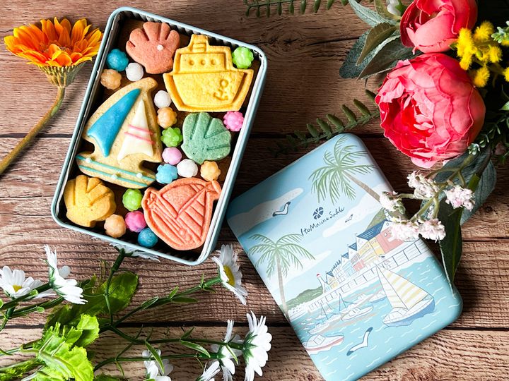 テーブルに置かれた「伊東マリンサブレ」