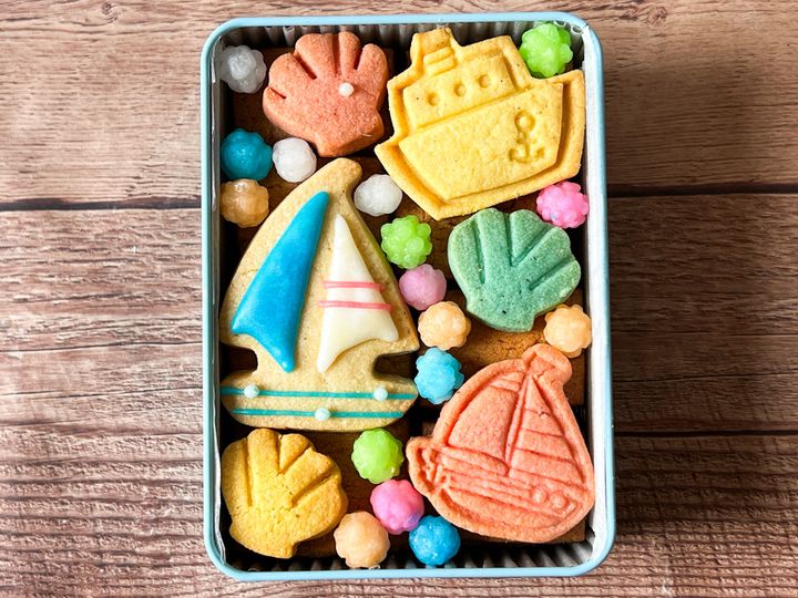 ヨットや船、貝の形をしたサブレがぎっしり入った「伊東マリンサブレ」