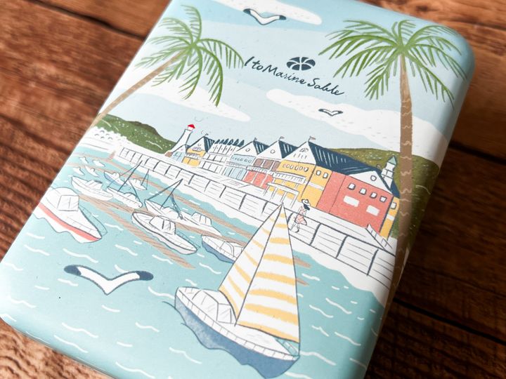 ハーバーのイラストが描かれた「伊東マリンサブレ」のふた