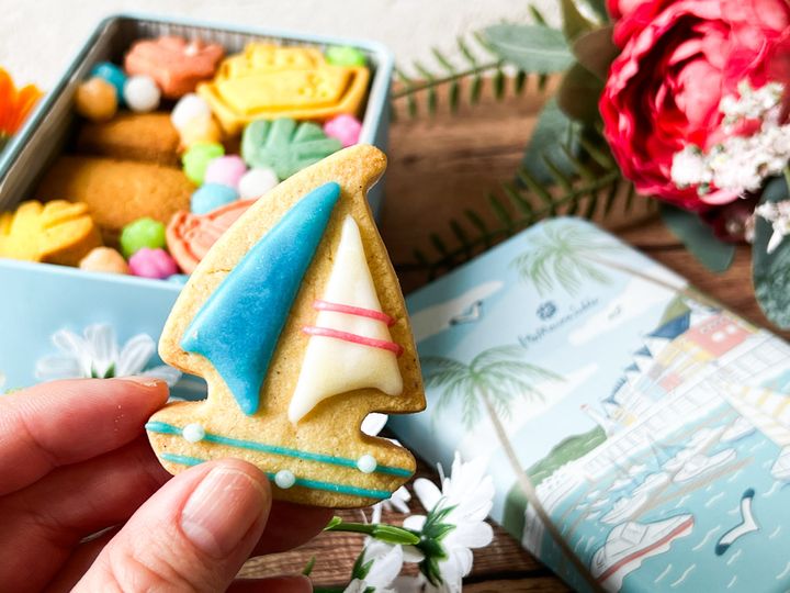 手に持った「伊東マリンサブレ」のヨットのサブレ