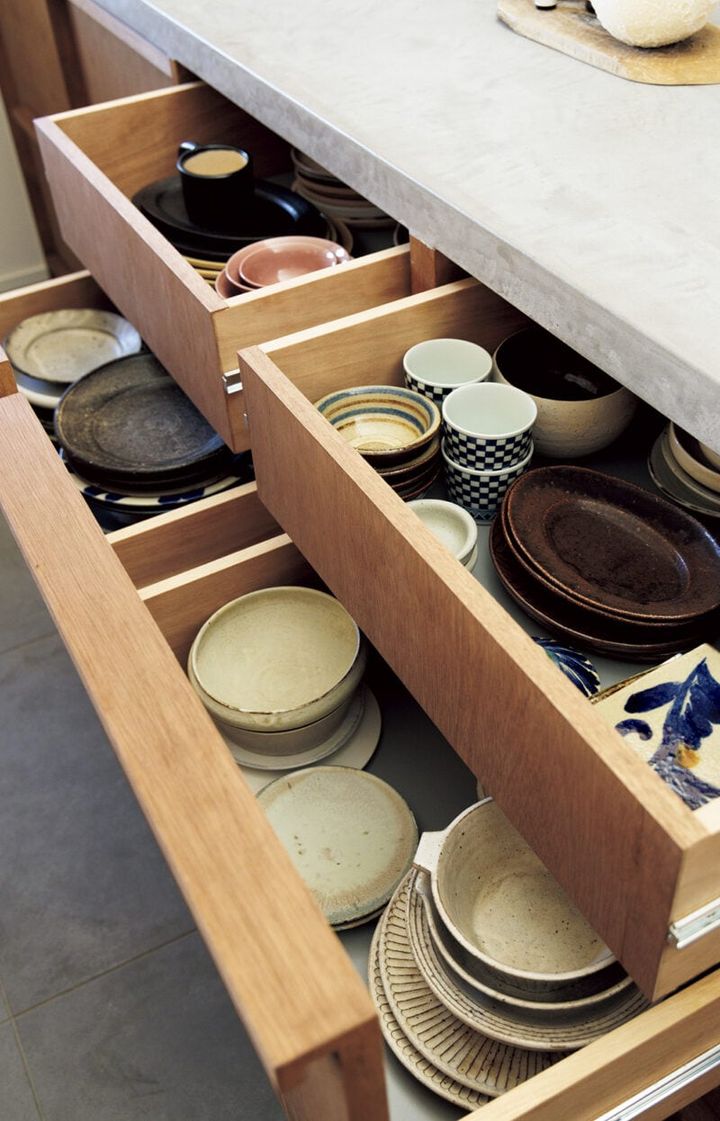 2段の引き出し式棚と食器