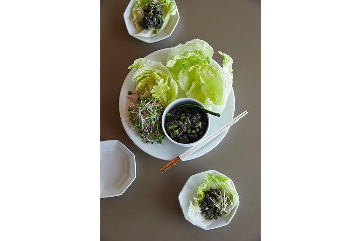 スパイスの効いた濃厚な味わい“黒胡麻肉味噌のレタス包み”