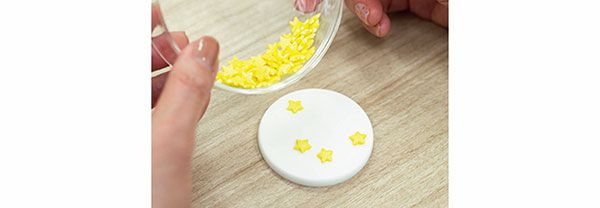 肌模型にUV下地を塗布してから星形パーツをつけたときの枚数を数え、ベタつきをチェック