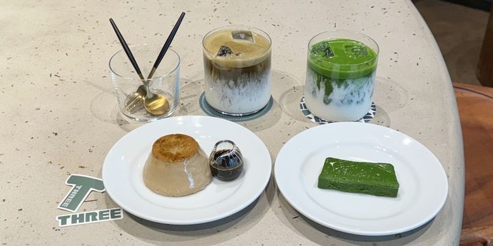 写真下左から「ほうじ茶プリン」800円、「抹茶テリーヌ」1000円、写真上左から「ほうじ茶ラテ」700円、「Maccha Latte No.1」1000円