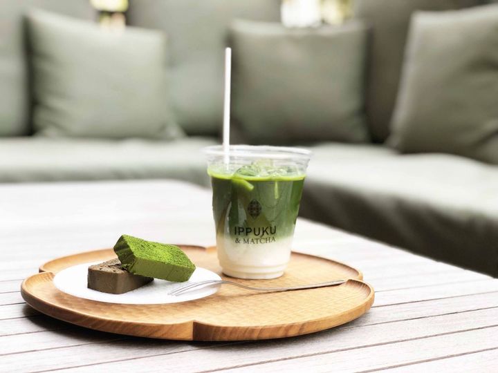 左から「宇治抹茶＆ほうじ茶のテリーヌセット」700円、「抹茶ラテ」680円