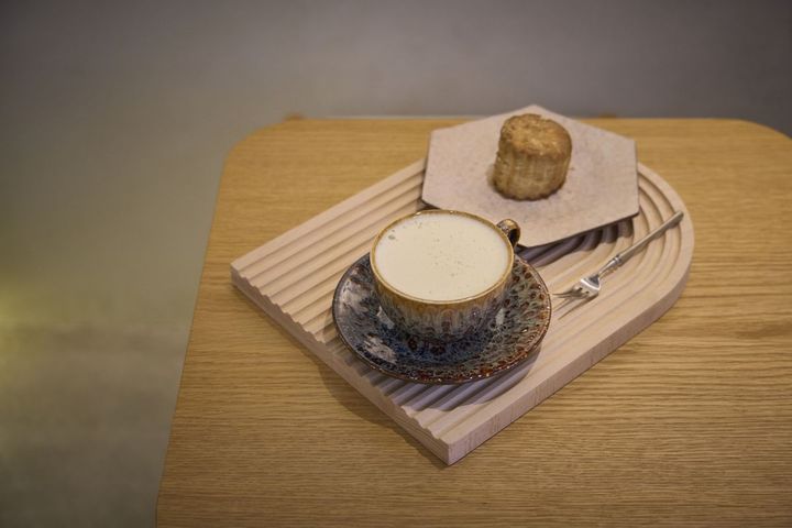 「有機玄米茶ミルクティー」750円、「塩こうじプレーンスコーン」400円