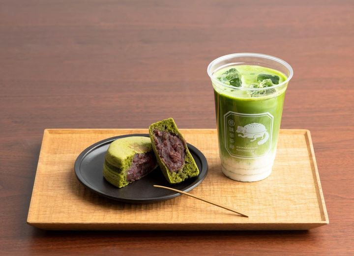 左から「今川焼き（あずき粒あん）」216円、「抹茶ラテ（アイス）」432円