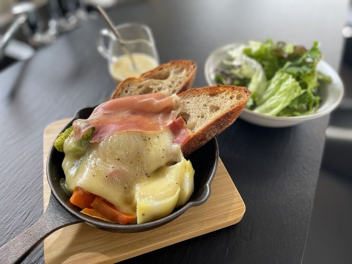 「有機野菜と生ハムのラクレットカンパーニュ」1000円