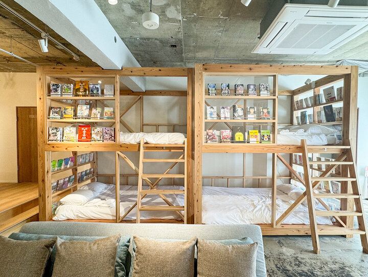 寝台列車ルームで旅気分♪約2000冊のマンガに囲まれたホテル「MANGA ART HOTEL, BAKUROCHO」