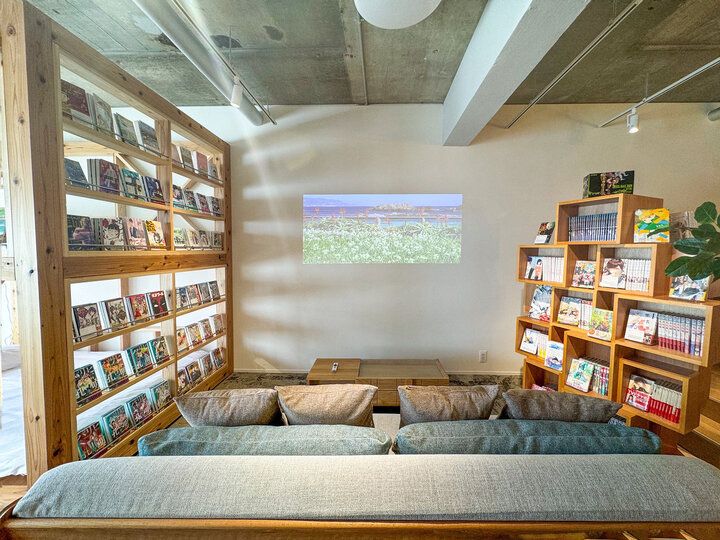 寝台列車ルームで旅気分♪約2000冊のマンガに囲まれたホテル「MANGA ART HOTEL, BAKUROCHO」