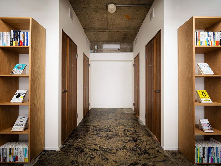 寝台列車ルームで旅気分♪約2000冊のマンガに囲まれたホテル「MANGA ART HOTEL, BAKUROCHO」