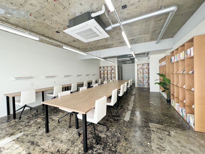 寝台列車ルームで旅気分♪約2000冊のマンガに囲まれたホテル「MANGA ART HOTEL, BAKUROCHO」