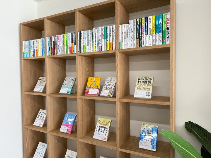 寝台列車ルームで旅気分♪約2000冊のマンガに囲まれたホテル「MANGA ART HOTEL, BAKUROCHO」