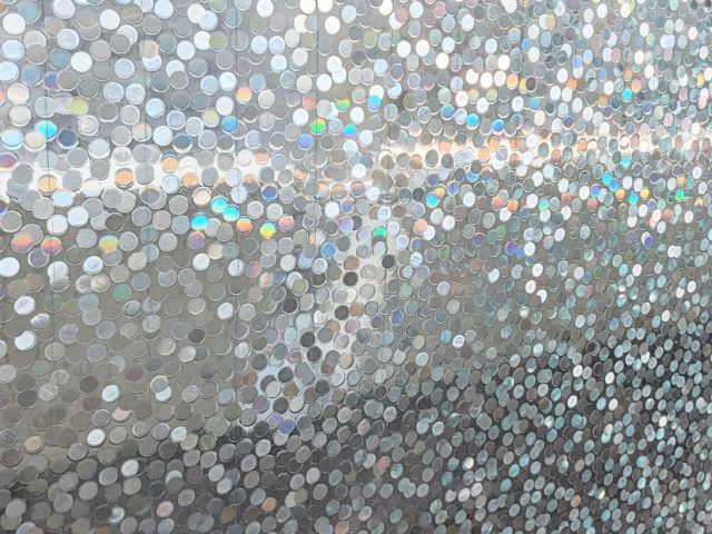 キラキラシールはスタッフのみなさんの手作業