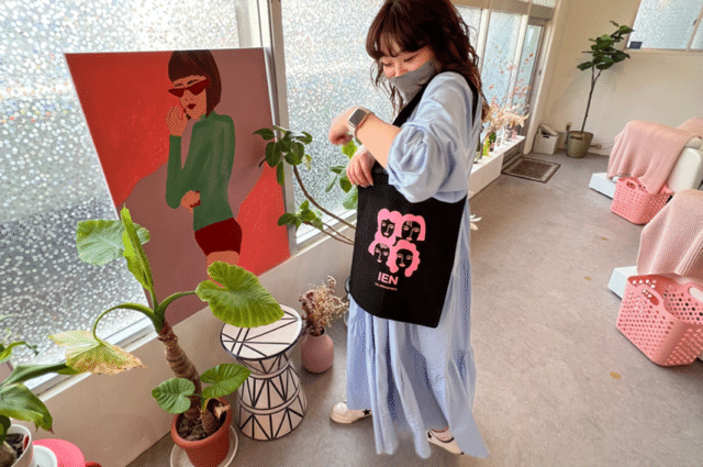 飾られている絵はオーナーのAmyさんがが描いた