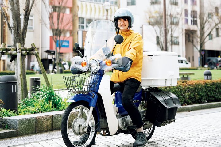 Honda Super Cub 110にまたがる仁科勝介さん