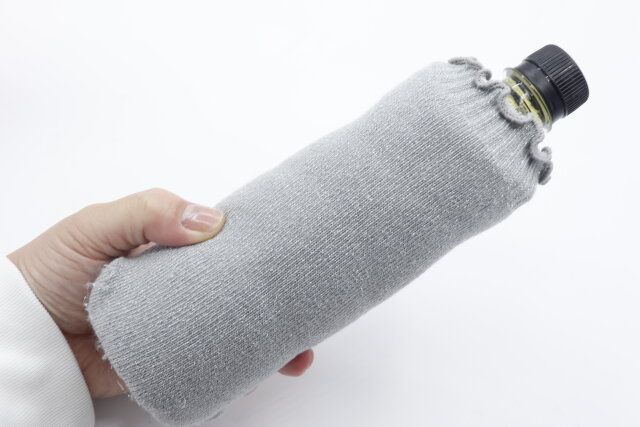 セリアのシンプルなニットペットボトルカバー ラメ
