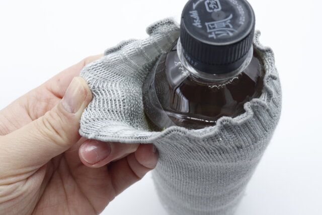 セリアの靴下みたいに伸びるニットペットボトルカバー ラメ