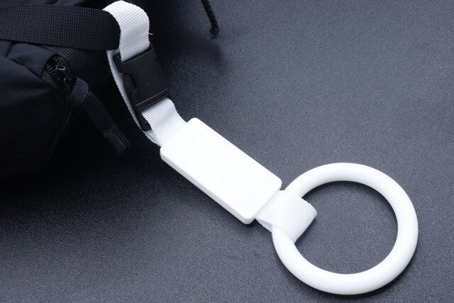 セリアのどこでも吊りかわをバッグに取り付けた様子