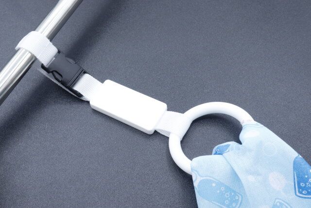 セリアのどこでも吊りかわをポールに取り付けてタオルを掛けた様子