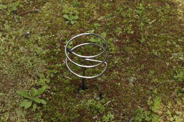 ダイソーのお花見で使える地面に刺せるドリンクホルダー