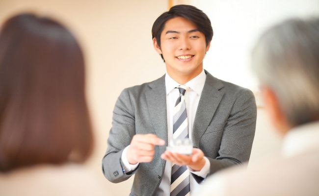 営業トークをするスーツ姿の男性