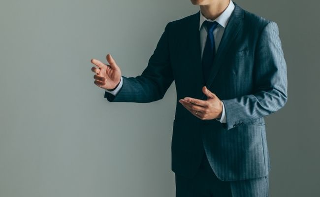 スーツを着た女性のイメージ