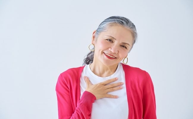 ほっとした表情のシニア女性
