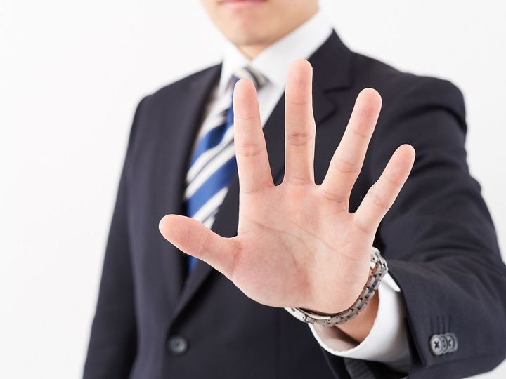 こちらに手のひらを突き出している人