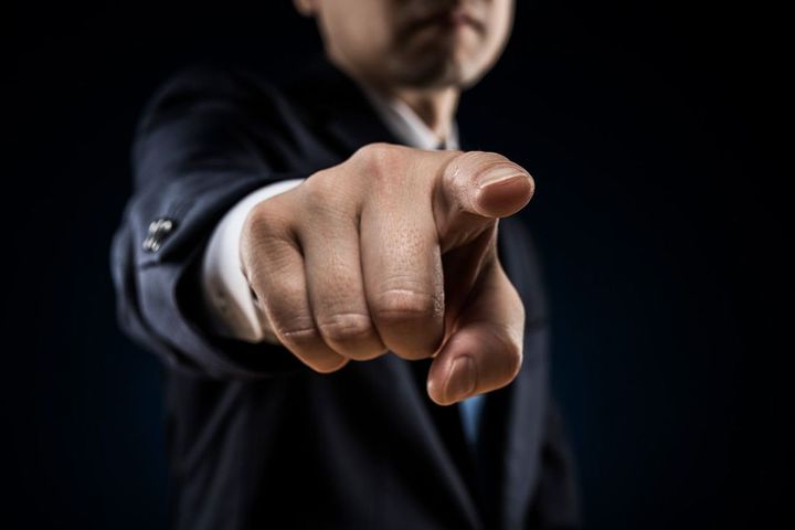 こちらに人さし指を突き出している人