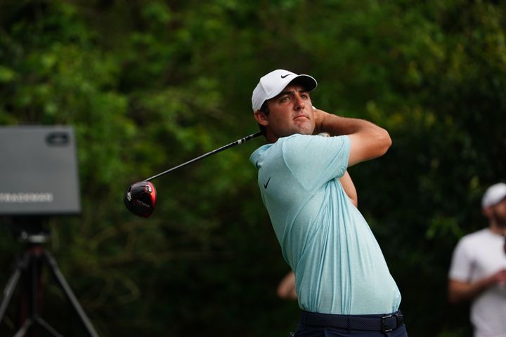 “300ヤード”飛ばすシェフラーのスイングを解説！「トップで左腕を曲げて…」