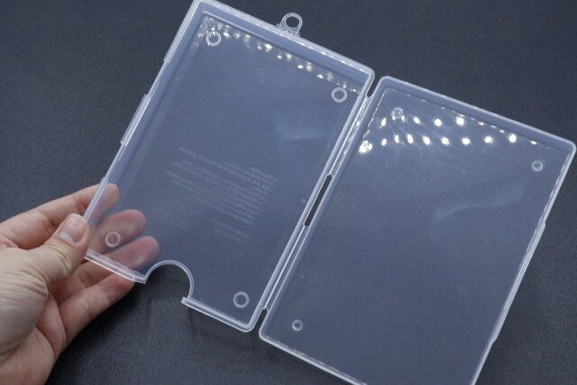 セリアのシートシール収納ケース Sは切り込みが入った作り