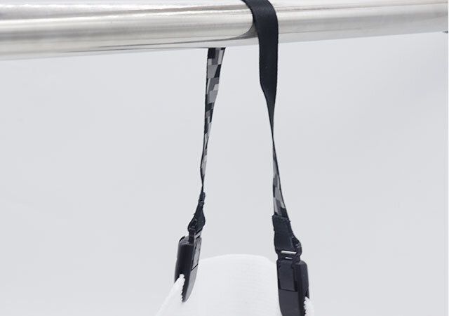 ダイソーのマルチクリップ（AGAX）でポールに帽子を引っ掛ける様子