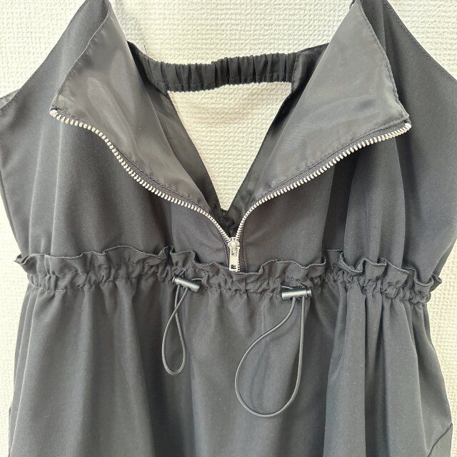 しまむらカーゴバルーンキャミワンピースの胸元部分