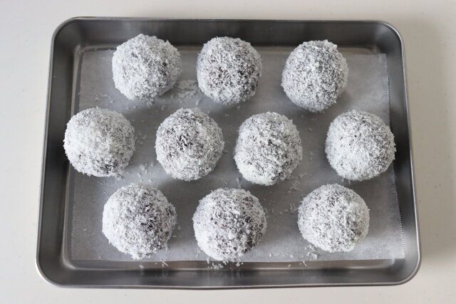 ひとくちココナッツボールケーキ レシピ アイシングを乾かす