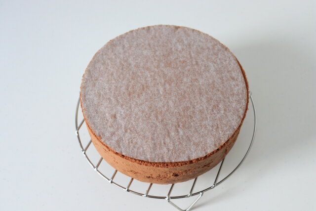 ひとくちココナッツボールケーキ レシピ ココアスポンジケーキを網の上で冷ます