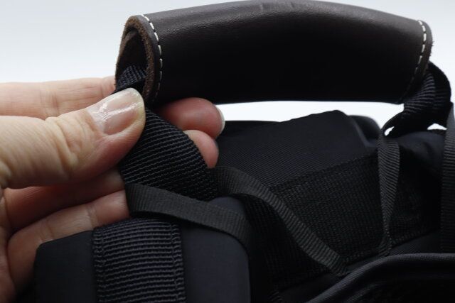 セリアの保冷剤ポーチ バッグ・リュック用をリュックに取り付けた様子