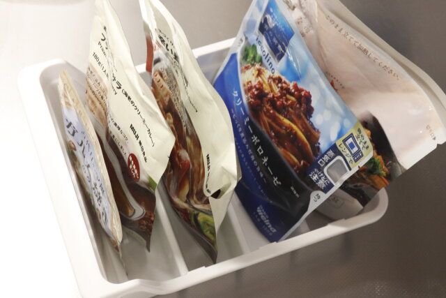 セリアのホワイトの袋物スタンドに厚みのある袋物を収納