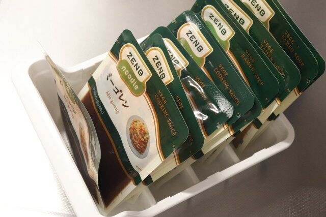 セリアのホワイトの袋物スタンドにスリムな袋物を収納