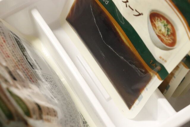 セリアのホワイトの袋物スタンドは底に凹凸がある