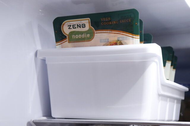 セリアのホワイトの袋物スタンドには持ち手がある