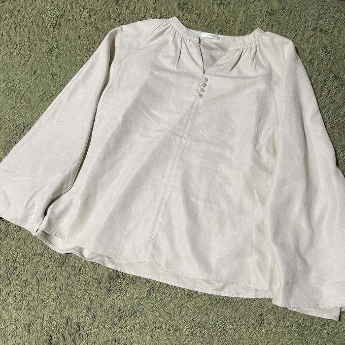 しまむらの「コールスリットブラウス」