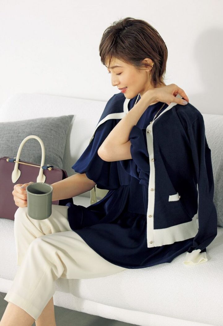 注目の白レースブラウスにネイビーパンツ 上品カジュアルコーデ