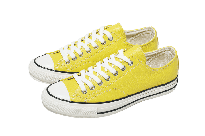 〈コンバース〉のシューズ