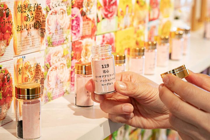 すべてのフレーバーティーに茶葉の見本があり、それぞれの香りを確かめることができる