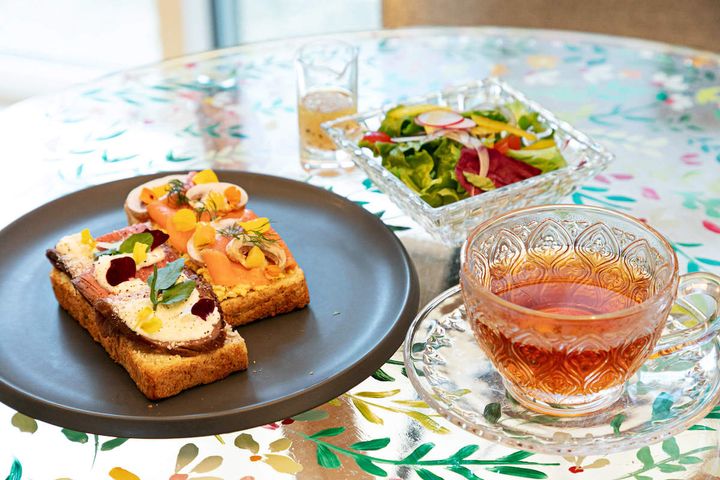 2種のオープンサンド、ミニサラダにティーフリーが付いたランチセット2500円