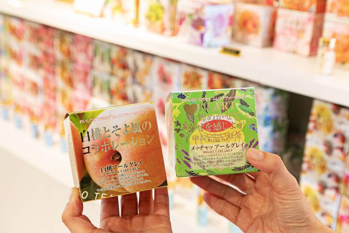 フレーバーティー人気No.１の「白桃アールグレイ」●●円と、No.2の「メッチャアールグレイ」●●円。支払いはキャッシュレス決済のみ